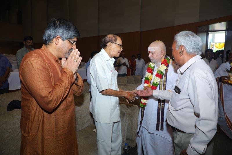 Sri Mulugu Ramalingeshwara Varaprasad Siddhanti was honoured with Jyotishyasastra Vignana Visharadha at Tummalapalli Kalakshetram, Vijayawada (43)